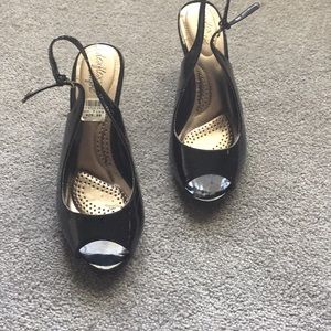 Black shiny wedges